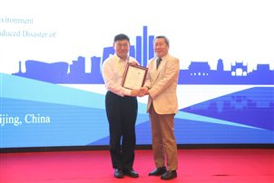 \\稿件服務(wù)器\g\會(huì)議資料\2016-ISSE會(huì)議\會(huì)后資料\選用照片\15日上午\頒發(fā)證書1.JPG